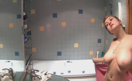 Big Tits Teen Taking An Bath / Большие сиськи в ванне
